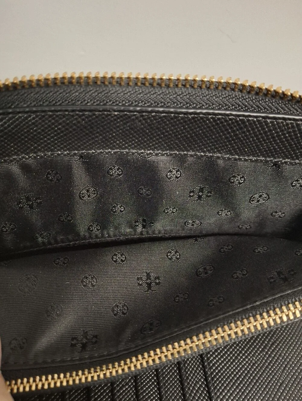 Tory Burch Robinson Black Saffiano Leather Zip Around Wristlet Wallet EUC